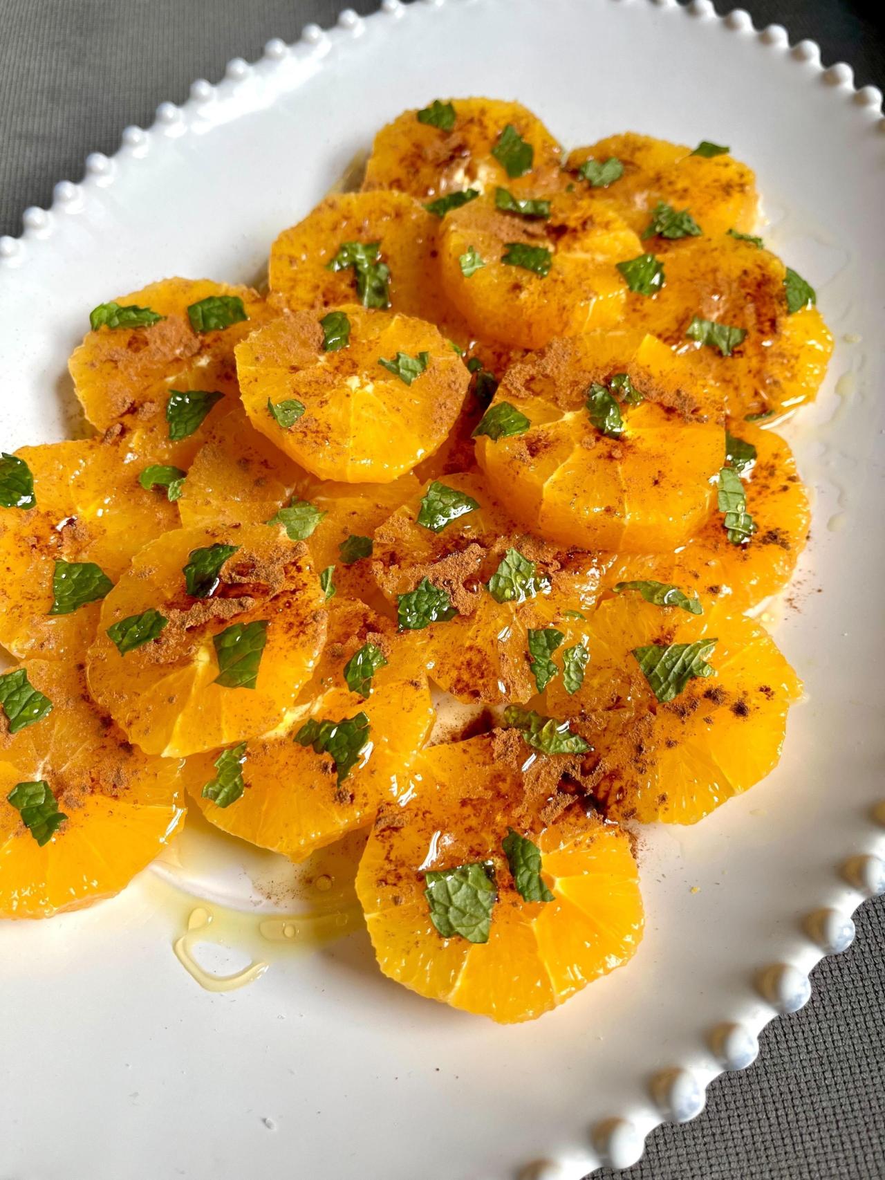Naranjas con canela, sal marina, aceite de oliva, miel y menta.