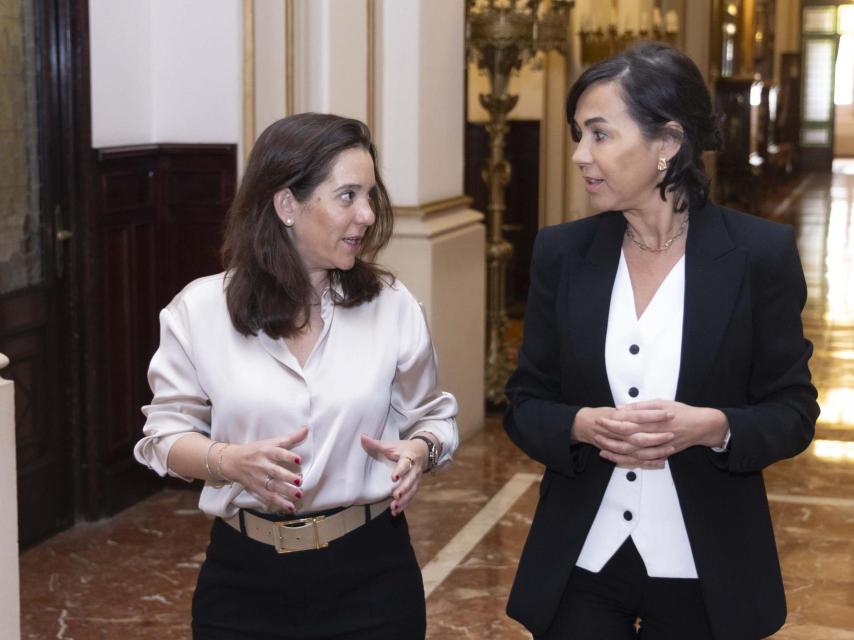 La alcaldesa, Inés Rey, e Isabel Pardo de Vera, en abril de 2024 en el Palacio de María Pita.