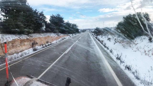 Imagen de una carretera nevada.