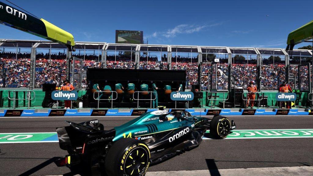 Fernando Alonso, en una de sus salidas desde boxes durante los entrenamientos libres del GP de Australia