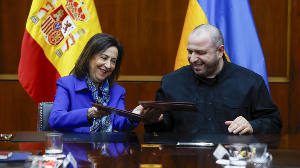 La ministra de Defensa, Margarita Robles, y su homólogo de Ucrania, Rustem Umérov, durante la firma de un acuerdo para que las Fuerzas Armadas españolas continúen prestando apoyo a Ucrania.