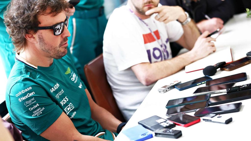 Fernando Alonso, atendiendo a los medios de comunicación en Albert Park