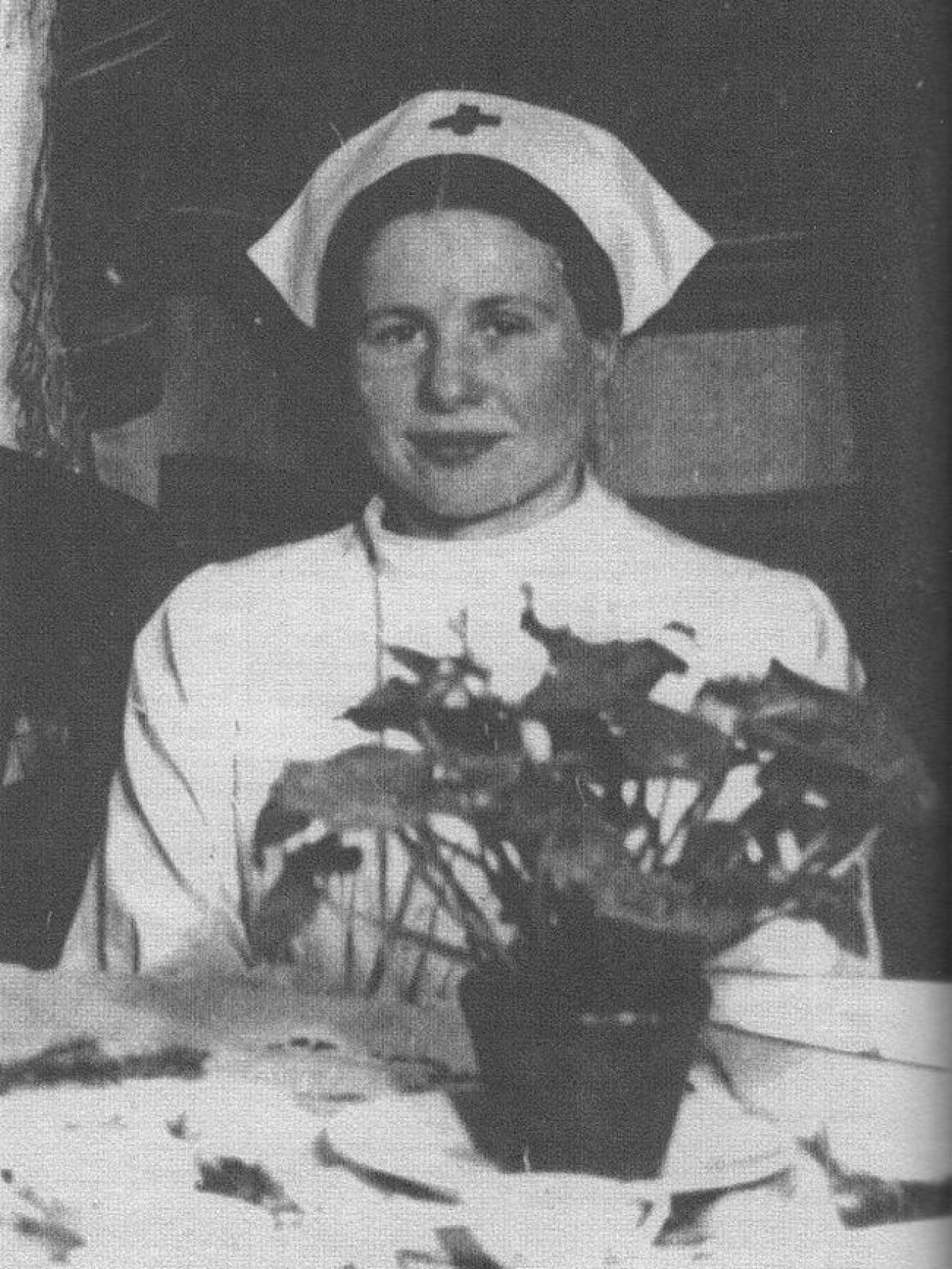 Irena Sendler desempeñando su labor de ayuda social.