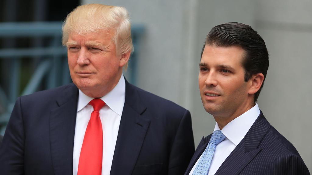 Donald Trump, con su hijo mayor, Donald Trump Jr., en la inauguración del Trump International Hotel & Tower en Vancouver, Canadá, en 2013.