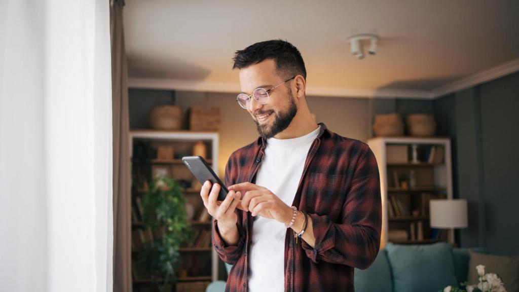Un hombre utilizando su teléfono móvil.