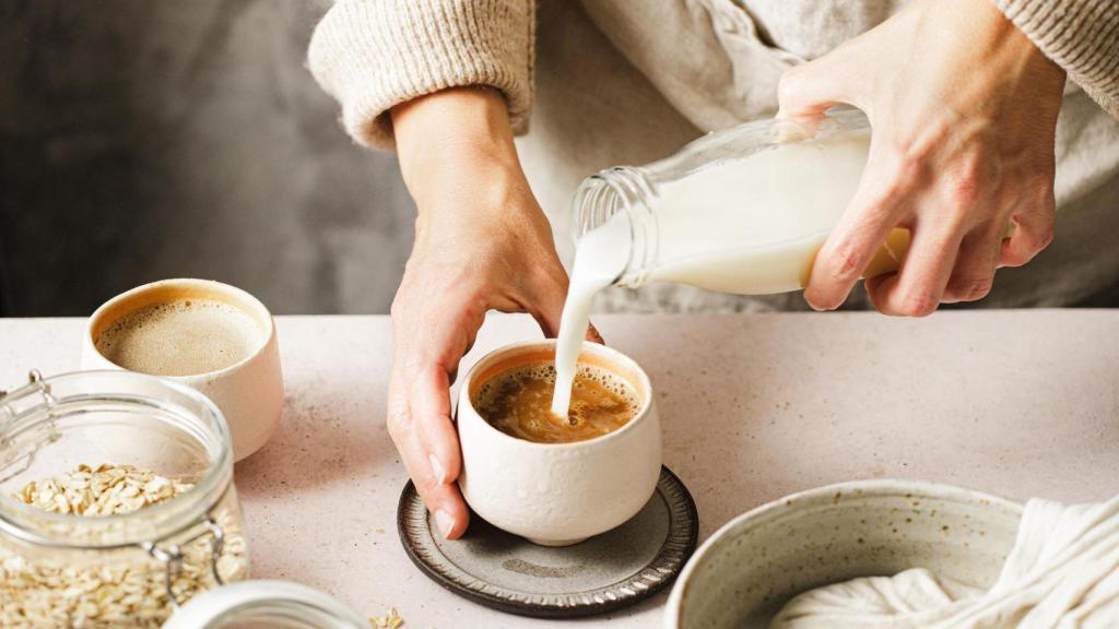 Taza de café con leche de coco.