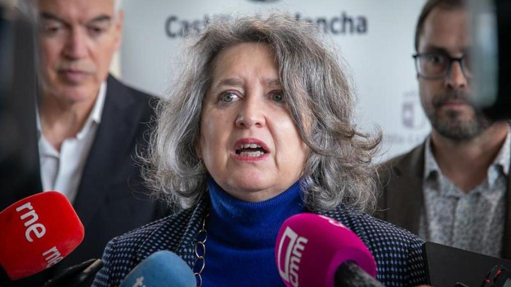 La consejera de Desarrollo Sostenible de Castilla-La Mancha, Mercedes Gómez, atendiendo este viernes a los medios de comunicación.