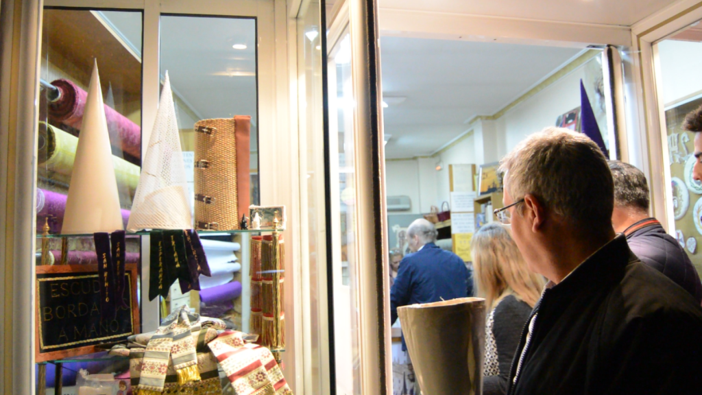 Los sevillanos acuden a por sus indumentarias.