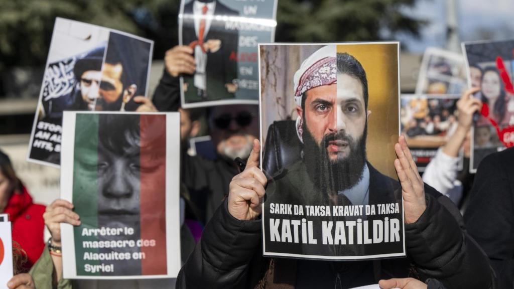 Protestas contra la reciente violencia contra los alauitas en Siria durante una manifestación en la Plaza de las Naciones, frente a la sede europea de las Naciones Unidas en Ginebra, Suiza, el 13 de marzo de 2025.