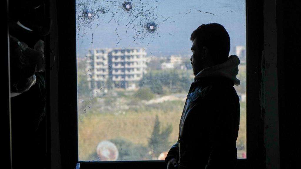 Uno de los doctores del Hospital Nacional, que resultó dañado tras los enfrentamientos de los días anteriores entre las fuerzas del gobierno de transición sirio y simpatizantes del antiguo régimen, en Jableh, Siria, el 10 de marzo de 2025.