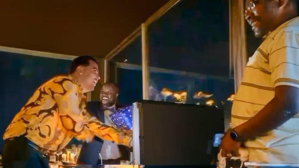 Jos Leijdekkers dándole un regalo al exjefe de inmigración de Sierra Leona.