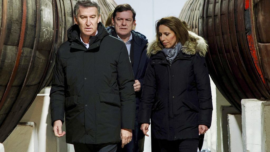 El presidente del Partido Popular, Alberto Núñez Feijóo, acompañado por el presidente de la Junta de Castilla y León y del PP regional, Alfonso Mañueco en las Bodegas Hijos de Alberto Gutiérrez, en Serrada.