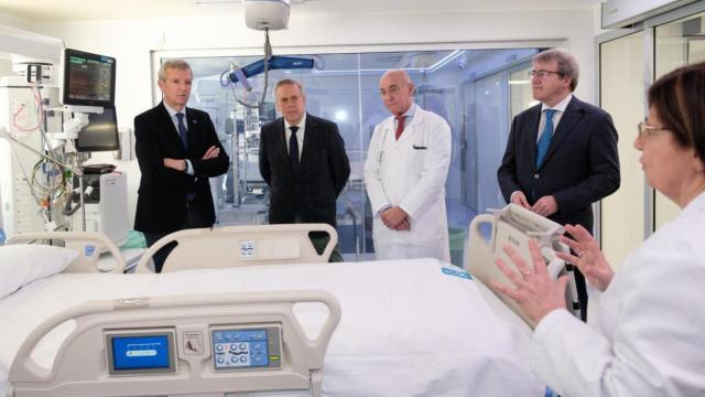 El presidente de la Xunta, Alfonso Rueda, junto al conselleiro de Sanidade, Antonio Gómez Caamaño, durante su visita a la nueva UCI del Complejo Hospitalario de Ourense