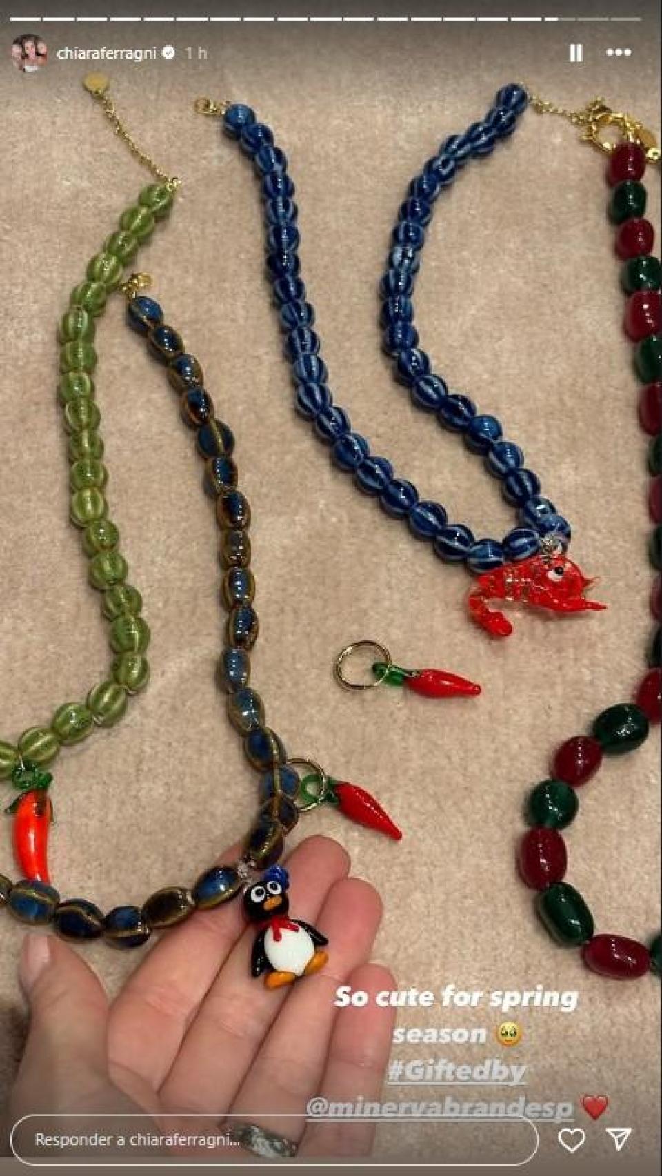 Chiara Ferragni muestra en su perfil de Instagram los collares de Minerva Brand, una firma de joyería artesanal española.