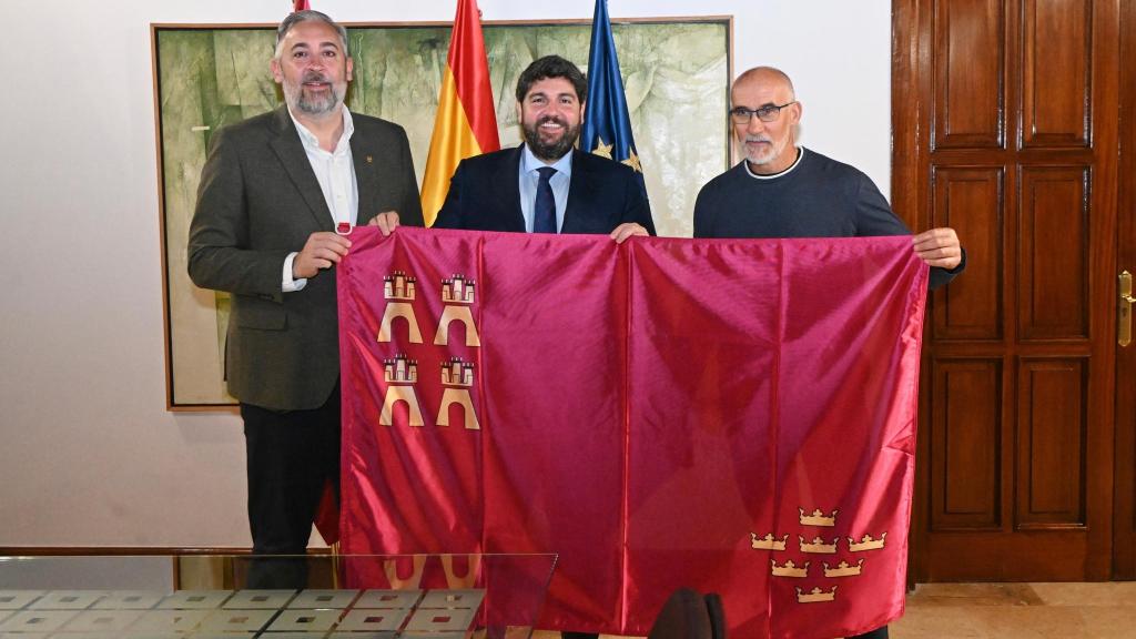 El alcalde de Santomera, Víctor Martínez (i), en el Palacio de San Esteban este viernes con el presidente autonómico, Fernando López Miras (c) y el explorador Quitín Mira (d).