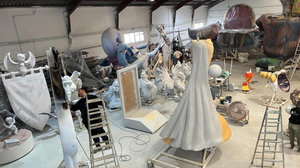 Parte del taller donde se ha creado 'Fauna Fallera', la falla del Ayuntamiento de Valencia. Foto: Ángel Mora