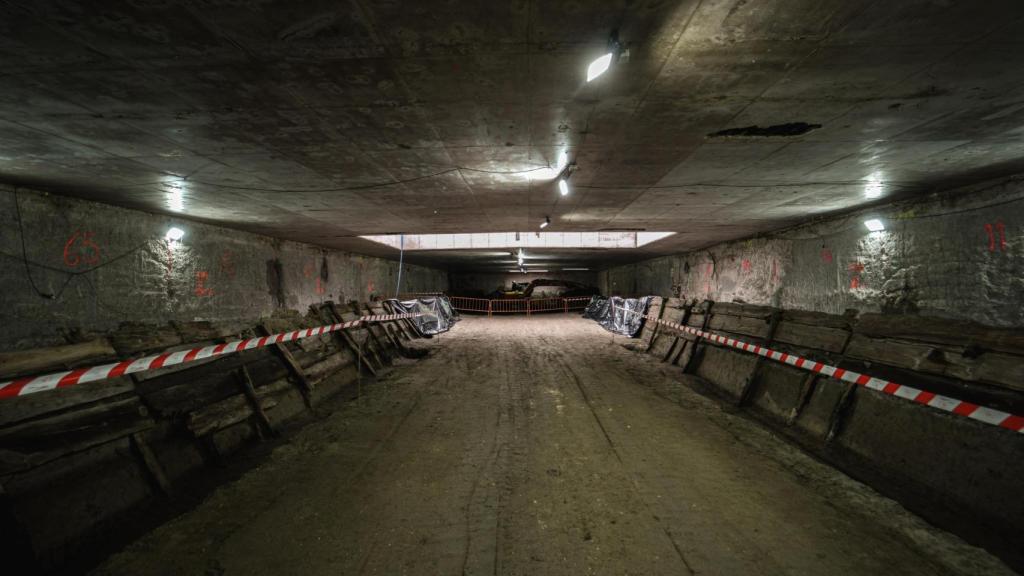 Vista general de los restos hallados, situados bajo la losa de la cubierta de la futura estación de Madrid Río.