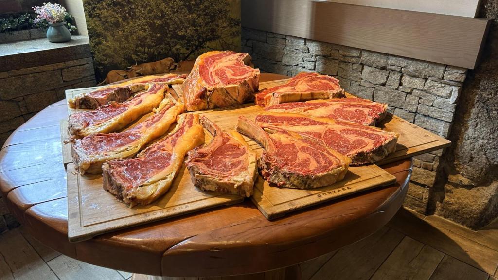 El chuletón de 14,2 kilos acompañado de otras chuletas de gran tamaño