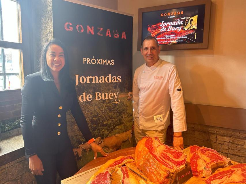 Nicol, encargada del Tira do Playa, y José, junto con el gran chuletón de 14,2 kilos
