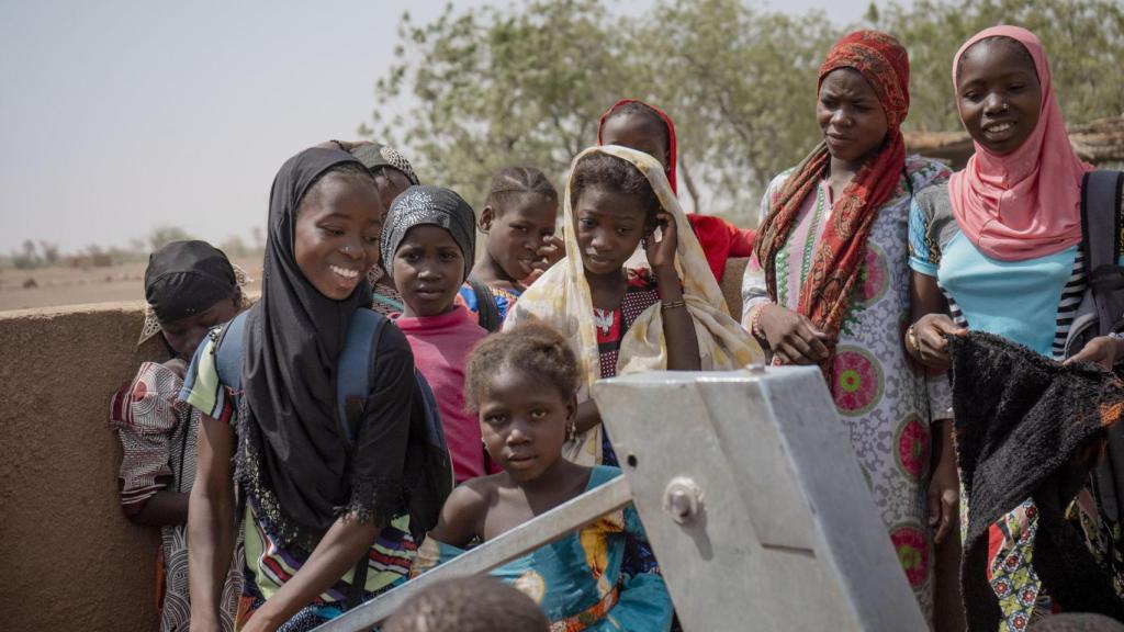 Plan International trabaja en la región de Gao para proporcionar comidas escolares nutritivas a más de 4.000 estudiantes cada día.