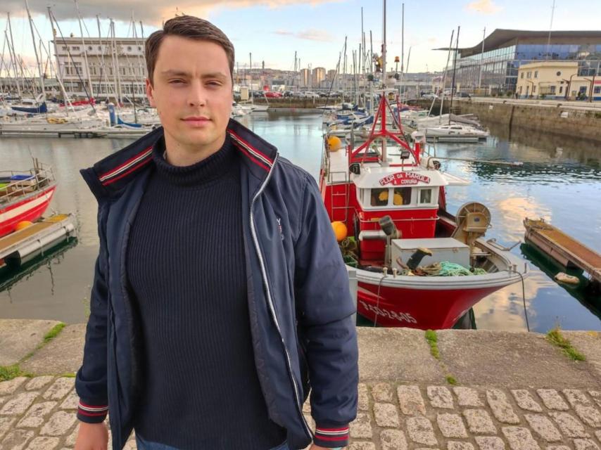 Guillermo Arias junto a barcos de pesca en la Marina.