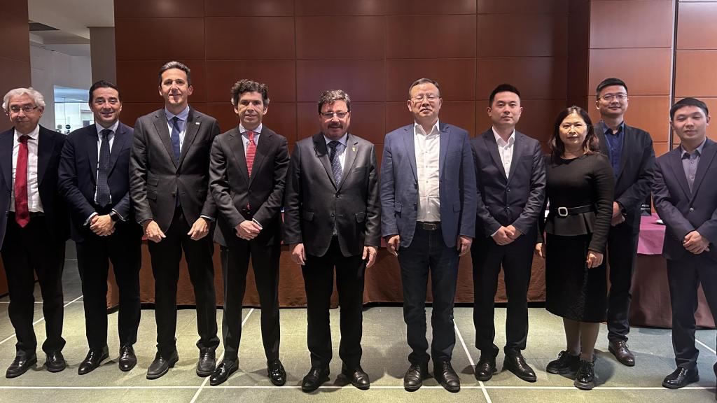 El equipo de la Junta de Extremadura junto al de la empresa china Hunan Yuneng Technology.