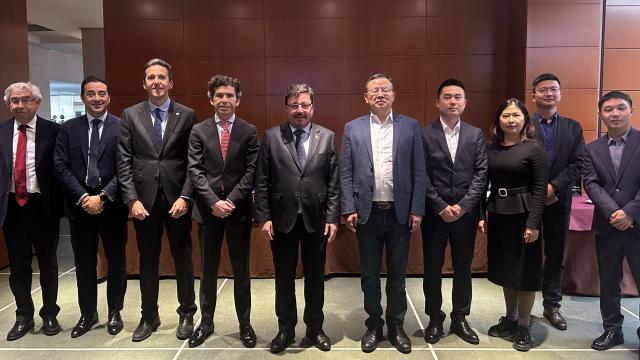 El consejero de Economía, Empleo y Transformación Digital de la Junta de Extremadura, Guillermo Santamaría (d), con el CEO de Hunan Yuneng Technology, Xianquiao Ten (i).