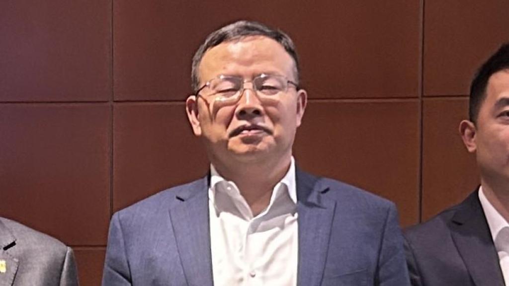 El consejero de Economía, Empleo y Transformación Digital de la Junta de Extremadura, Guillermo Santamaría (d), con el CEO de Hunan Yuneng Technology, Xianquiao Ten (i).