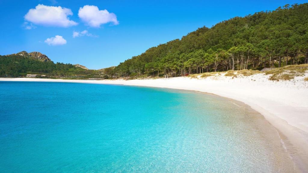Aguas turquesas en la Playa de Rodas (Pontevedra)