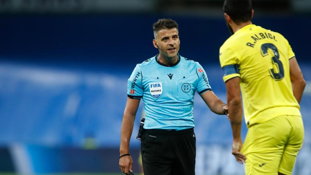 Gil Manzano dialoga con Raúl Albiol en el Real Madrid - Villarreal de la temporada 2021.