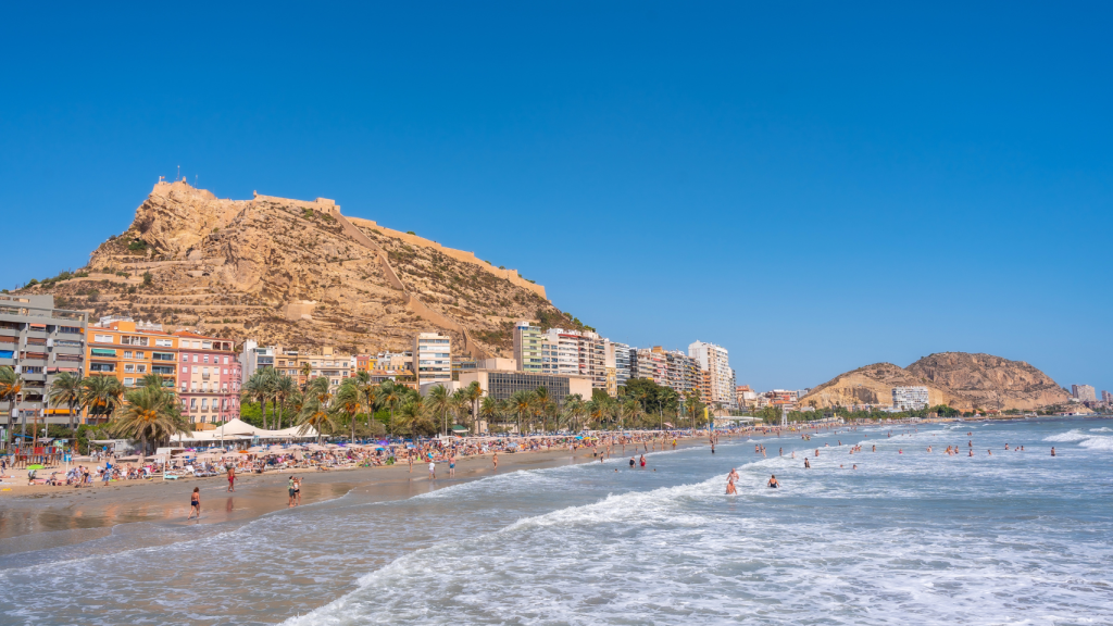 Vistas al castillo de Santa Bárbara desde el Postiguet