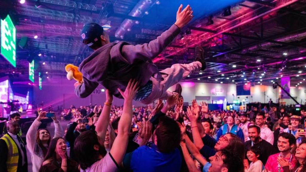 Leo Marín, manteado tras vencer el Campeonato de Europa.