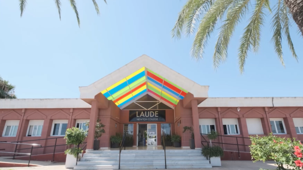 Entrada al Colegio Internacional Newton College en Elche