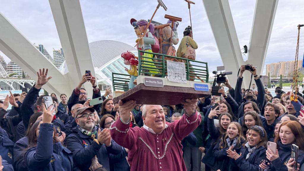 Falleros de la comisión Duque de Gaeta-Pobla de Farnals llevan el ninot infantil indultado por el público en las Fallas de 2025, del artista Mario Pérez. Efe / Raquel Segura