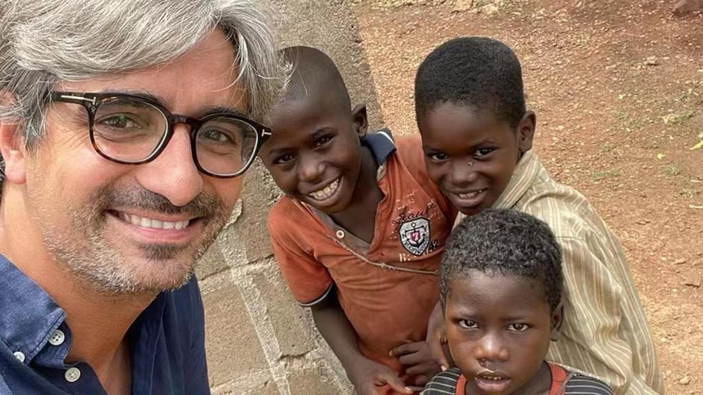 El cirujano, durante uno de sus estancias en äfrica para realizar intervenciones.