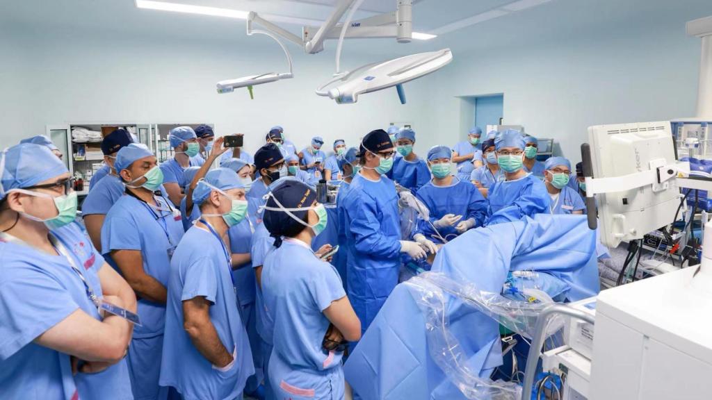 Diago González Rivas, operando en Shanghái, bajo la atenta mirada de decenas de cirujanos de todo el mundo, a quienes instruye.