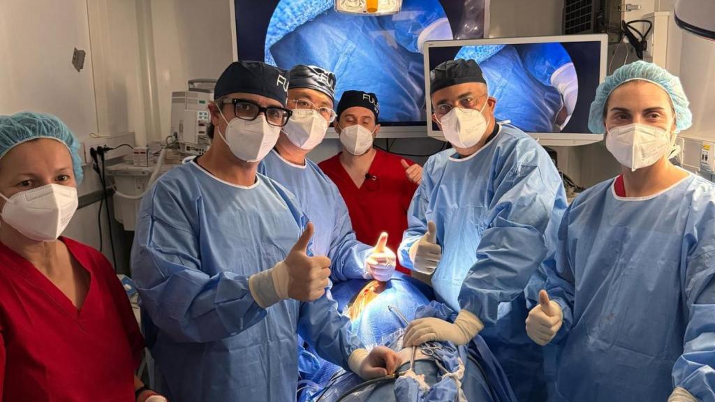 El cirujano torácico, con su equipo, en el quirófano móvil con el que opera en África gracias a su Fundación.