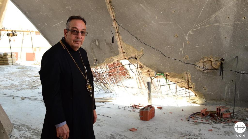 Monseñor Arbach en las ruinas de la catedral greco melquita de Nuestra Señora de la Paz en Homs (Siria).