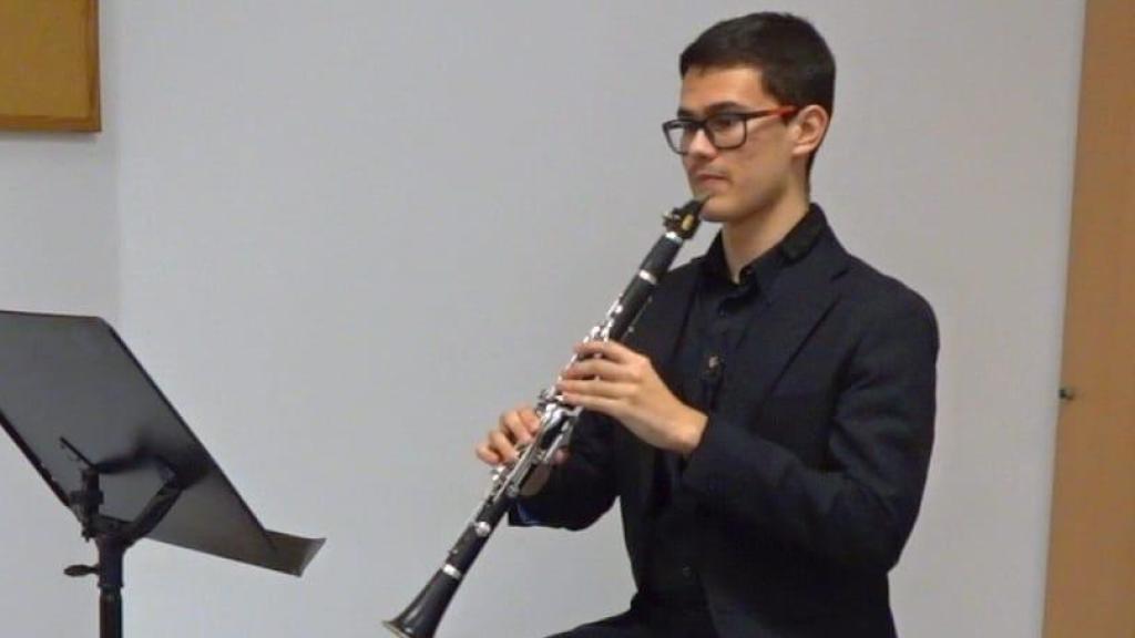 Oriol Guasch practicando con su clarinete