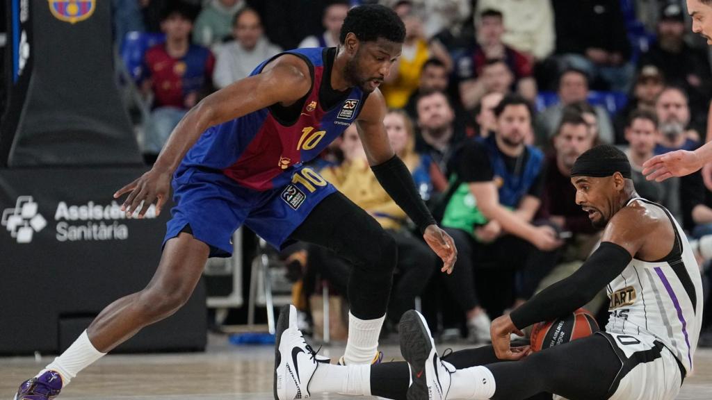 Chimezie Metu trata de arrebatarle el balón a Brandon Davies.