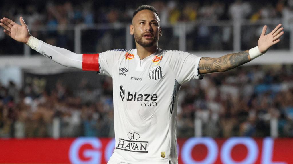 Neymar celebra un gol con el Santos.