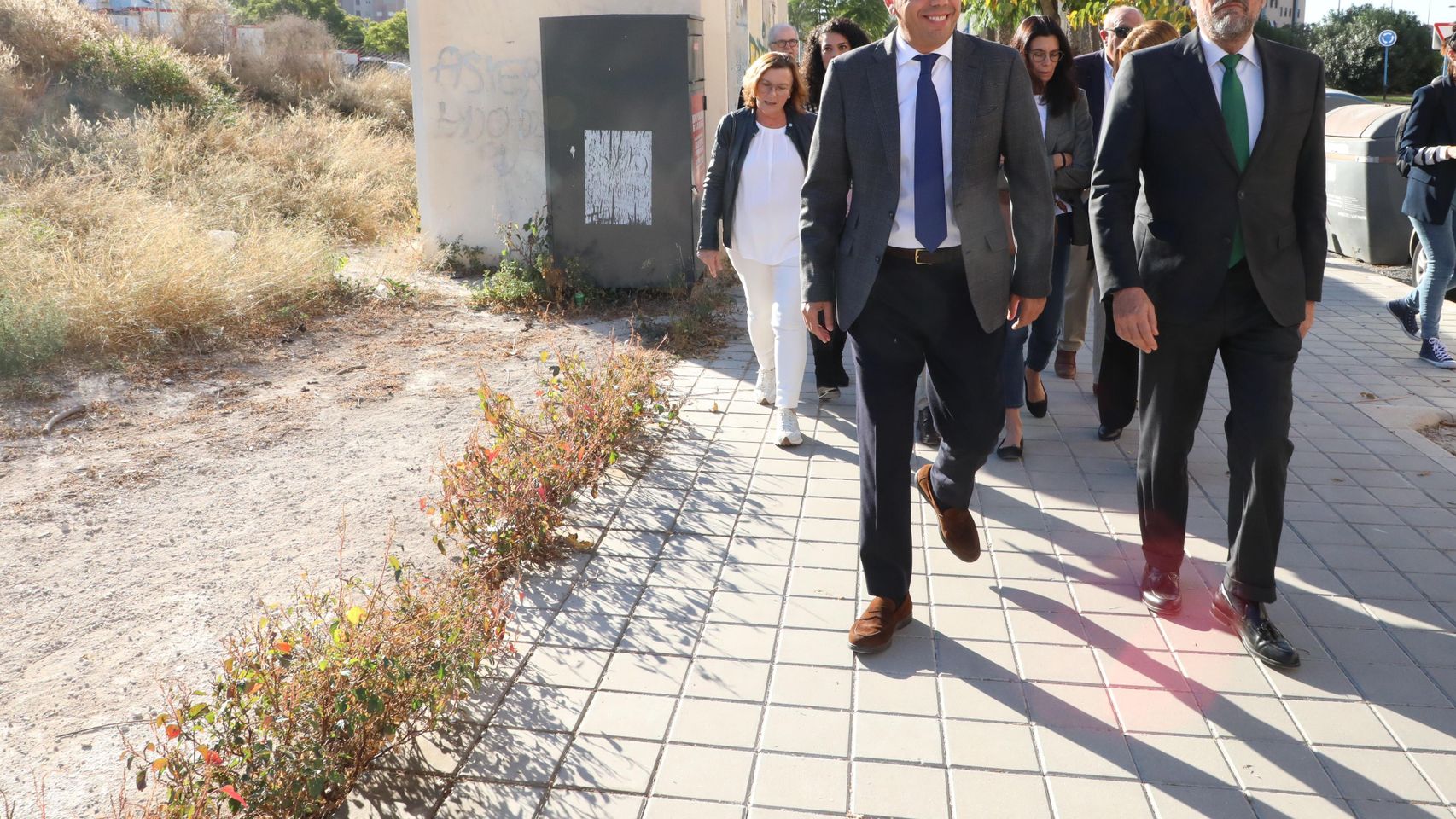 Visita del presidente, Carlos Mazón, y el alcalde, Luis Barcala, en noviembre de 2023 a los terrenos donde se construirá centro de salud PAU II.