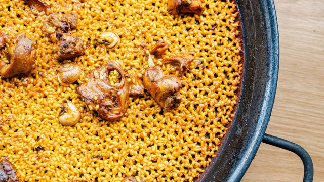 El arroz a la leña de conejo y caracoles que prepara Javier Molina a la leña en Alicante.