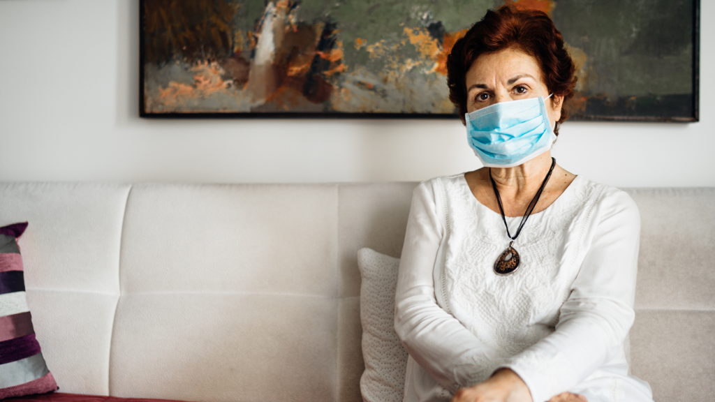 Una mujer con la mascarilla puesta