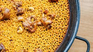 El arroz a la leña de conejo y caracoles que prepara Javier Molina a la leña en Alicante.