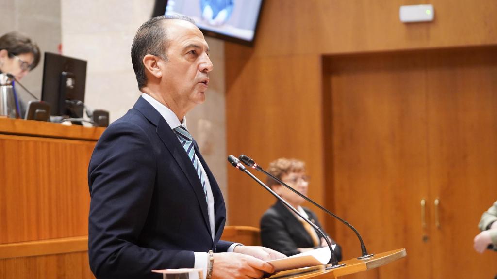 El consejero de Sanidad, José Luis Bancalero, comparece en el pleno de las Cortes de Aragón