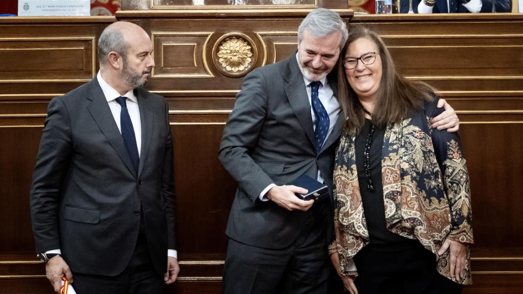 Azcón, junto al presidente del Senado, Pedro Rollán, y la presidenta de la ATV, Maite Araluce