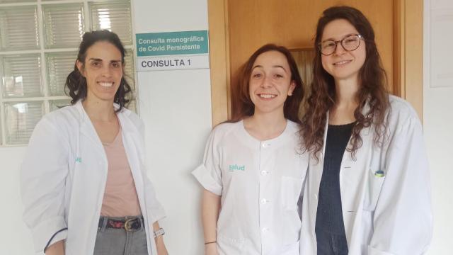 El equipo de especialistas de las consultas de covid persistene en Zaragoza la doctora Marta Matia, médica internista; Arantza, enfermera; y la doctora Celia Cuesta, médico rehabilitadora