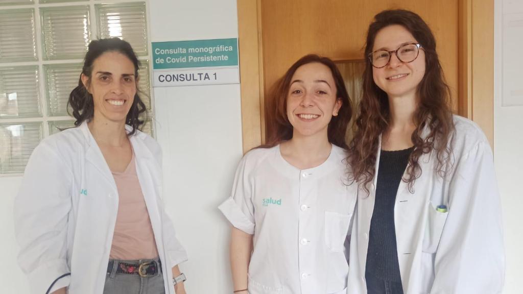 El equipo de especialistas de las consultas de covid persistene en Zaragoza la doctora Marta Matia, médica internista; Arantza, enfermera; y la doctora Celia Cuesta, médico rehabilitadora