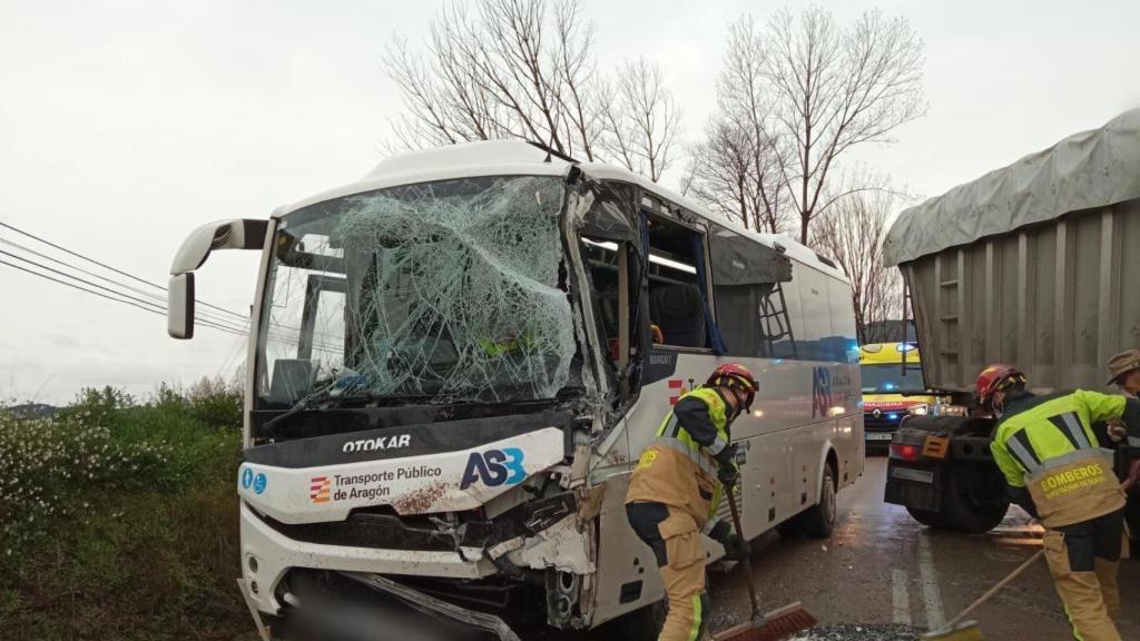 Seis pasajeros se encontraban a bordo cuando ambos vehículos chocaron en la carretera A-225